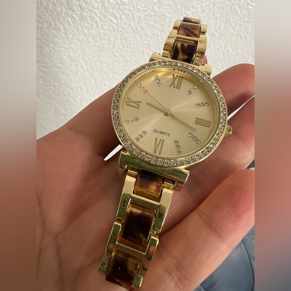 Elegant Gold Women's Watch - Picture 3 of 4